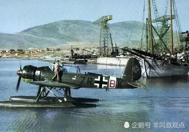 1936年,阿拉多ar196在帝国空军部设计竞标中击败了它的双翼对手,成为