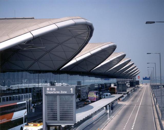 香港国际机场距香港市区34千米为4f级国际民用国际机场