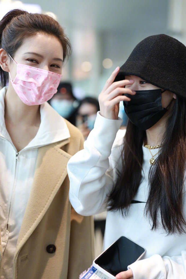 袁冰妍张予曦机场偶遇,真美