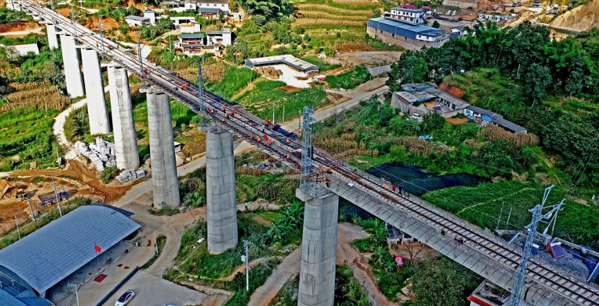 云南大理至临沧铁路建成通车
