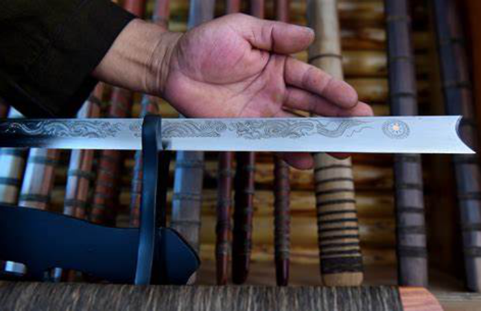 刀,所以每个村寨又有自己不同的"阿昌刀",如来福寨造的花钢刀,黑长刀