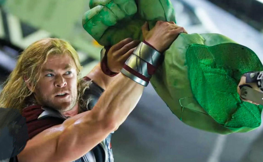 就比如说《复联1》中的一个镜头,雷神与浩克大战,然后被浩克一只手压