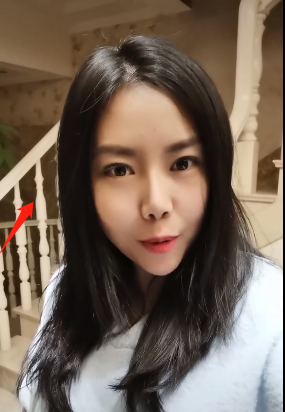 超女纪敏佳近况,长脸尖下巴认不出,住三层豪宅很富贵