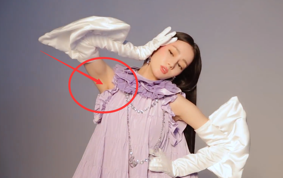 迪丽热巴手举过头顶摆拍却忽略了自己穿的无袖裙这腋毛我看吐了