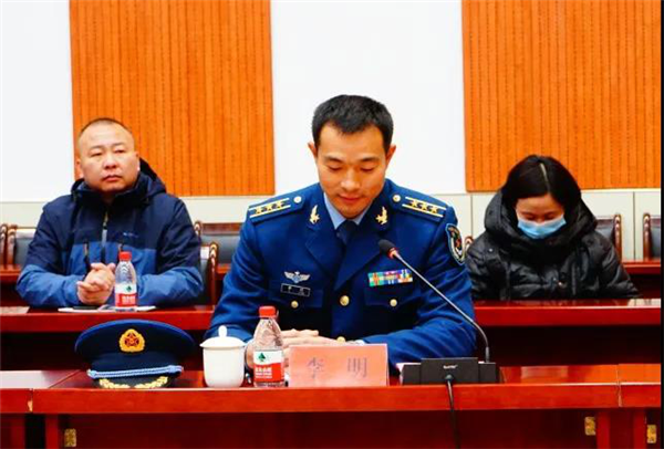 英雄王建东载誉归来军地联合送喜报