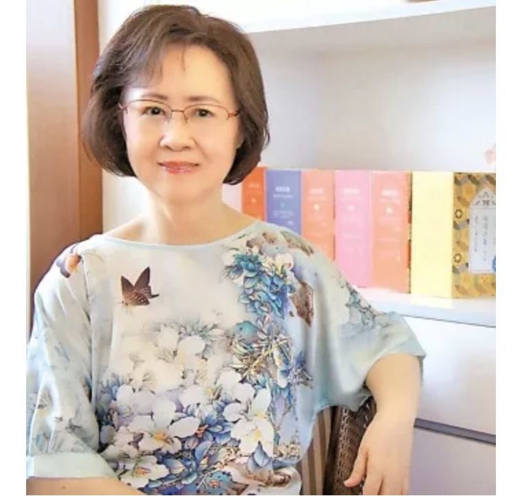 金庸的大姨妈袁晓园是我国汉语拼音的改革者,创立"袁氏拼音方案",也是