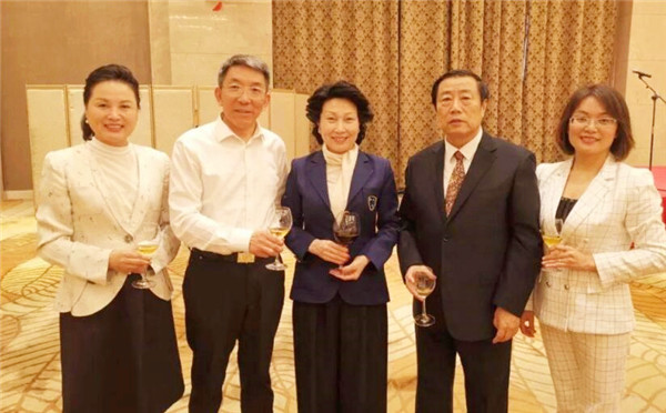 两个人谈笑风生,一拍即合.