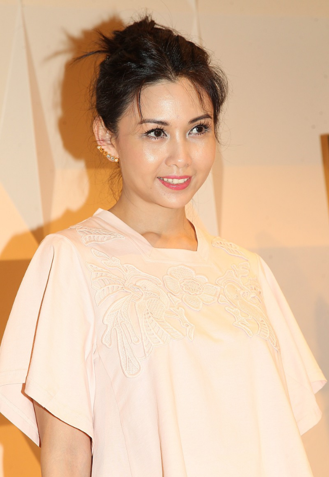 邱淑贞穿一身素气的服装很优雅,这么老土的衣服,也就她穿着不丑