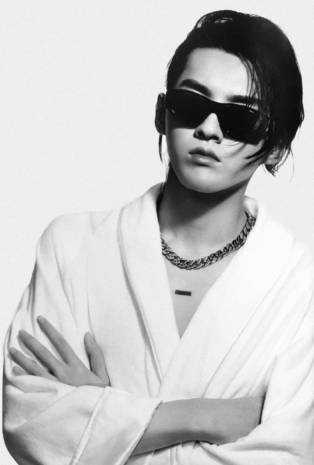 吴亦凡黑白时尚大片 浴袍造型性感撩人