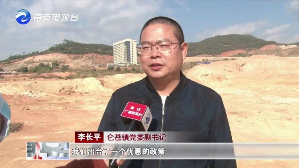 仑苍镇党委副书记 李长平:大宇村内蓝自然村村民 蓝长春:政府做这么好