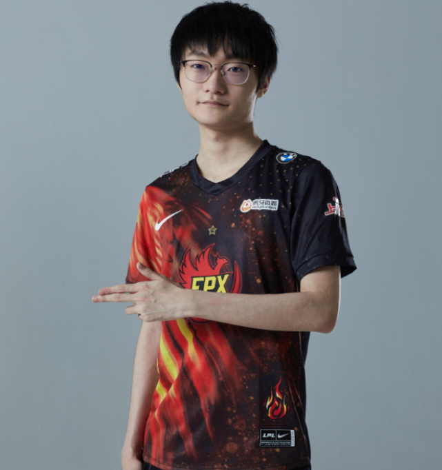 fpx小天回应定妆照组cp事件直呼上了摄影师的当zoom再次被痛击