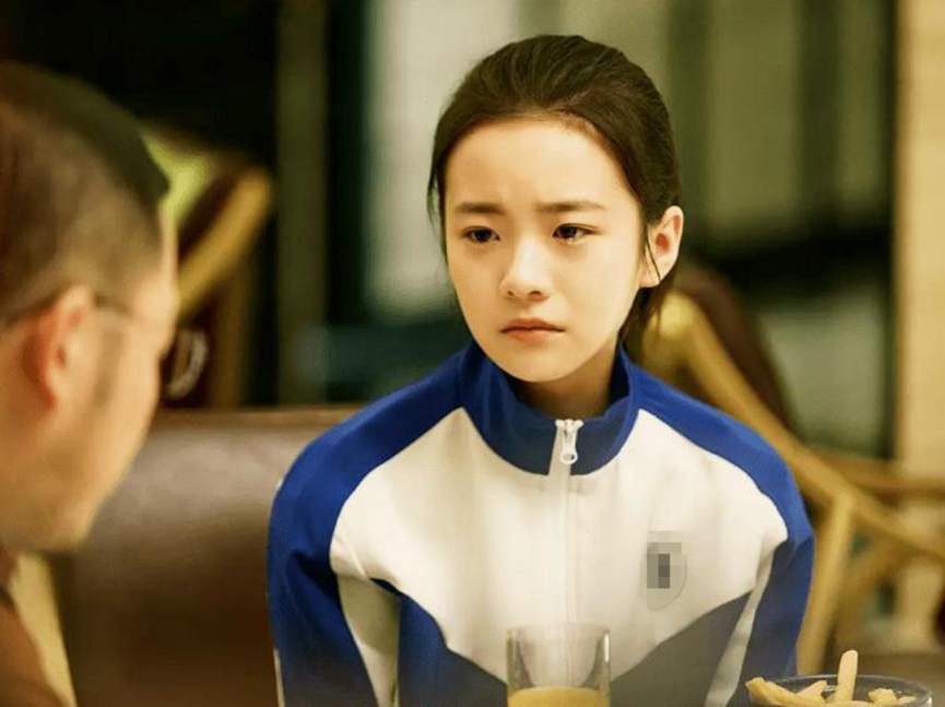 2019年,14岁的李欣玥因不满学校要求剪短发的要求,跳楼身亡.