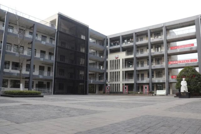 实验中学位于凤阳县府城镇府东街以北,是在原凤阳中学的旧址上新建的
