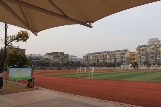 实验中学位于凤阳县府城镇府东街以北,是在原凤阳中学的旧址上新建的