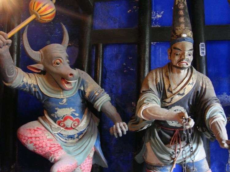 牛头马面手持判官令牌,让城隍爷把本地人口簿拿来,翻了许久,咧开嘴