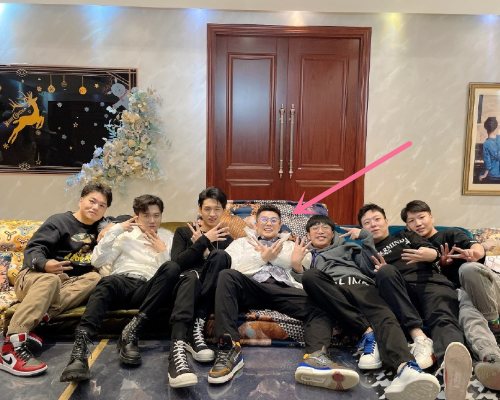 德云社7队给秦霄贤庆生,谁注意合照c位?不是老秦和队长孟鹤堂