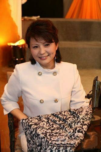 62岁李羚老年好洋气穿驼色大衣搭旗袍端庄文雅真是美到老呀