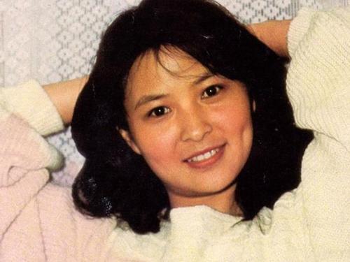 62岁李羚老年好洋气穿驼色大衣搭旗袍端庄文雅真是美到老呀