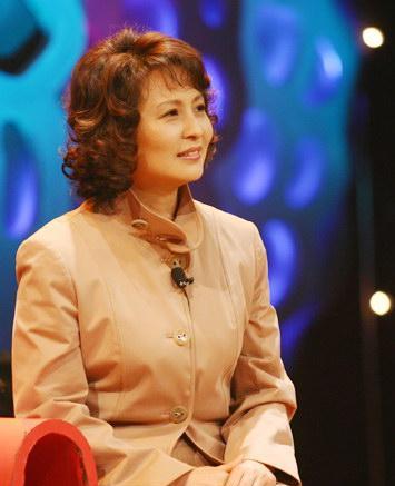 62岁李羚老年好洋气穿驼色大衣搭旗袍端庄文雅真是美到老呀