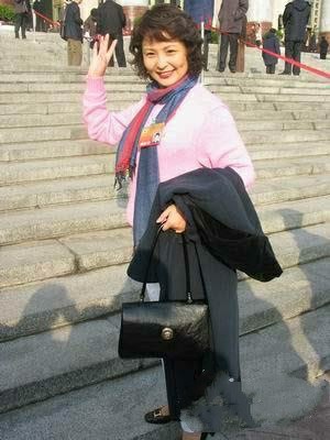 62岁李羚老年好洋气穿驼色大衣搭旗袍端庄文雅真是美到老呀