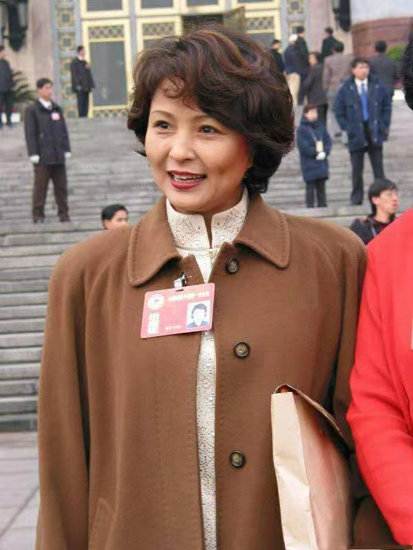 62岁李羚老年好洋气穿驼色大衣搭旗袍端庄文雅真是美到老呀