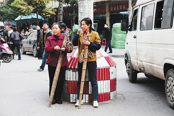 万箭穿心宝莉为养家糊口做十年女扁担儿子却将她扫地出门