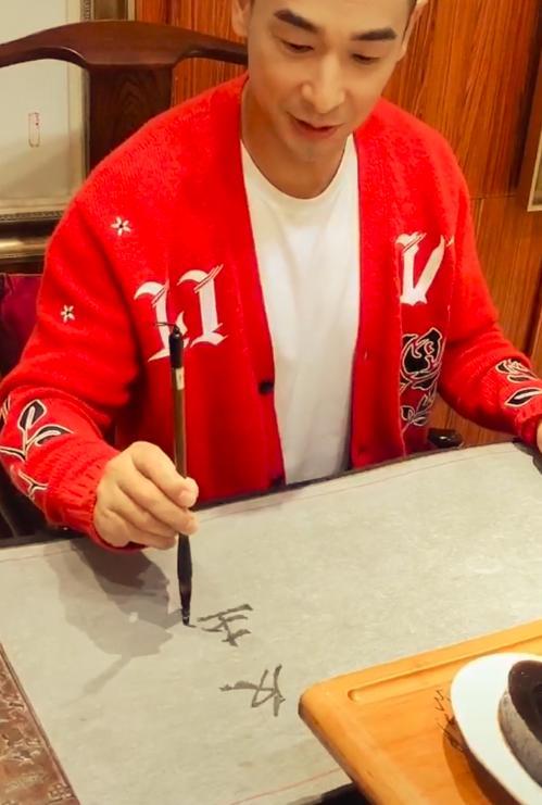 平日里赵文卓还会练书法,修身养性,从赵文卓自己的动态来看,赵文卓写