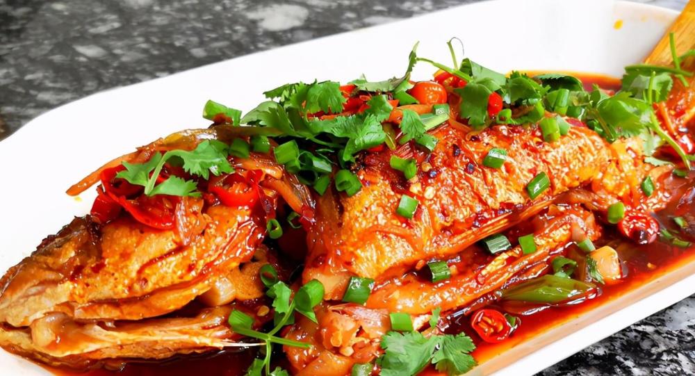 煎鱼时别直接下锅多加2步鱼不破皮不粘锅拿来待客倍有面