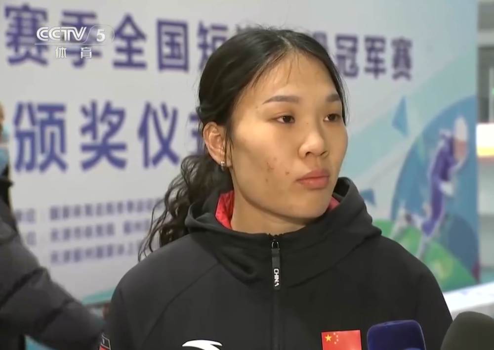 女子500米a组决赛,徐爱丽滑出44秒432的成绩夺冠,晋级过程中击败的