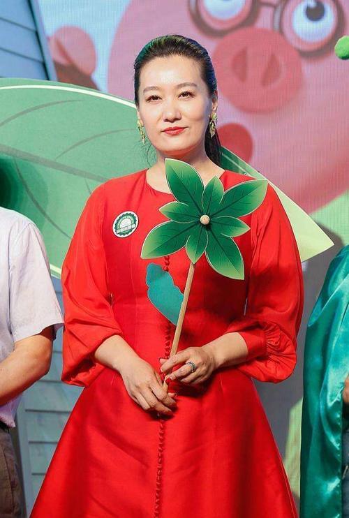 谭晶罕见露面,被吐槽老不自然,40多岁还要别人容貌似少女吗?