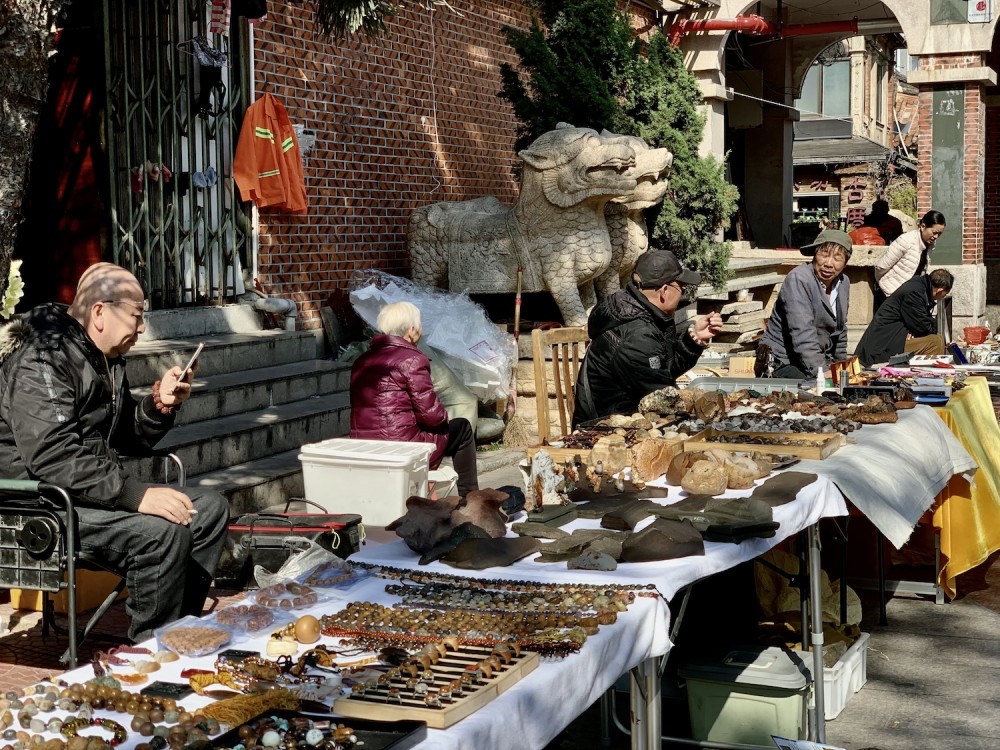 泉州古玩街摊主开车来摆摊游客有没有捡漏的机会