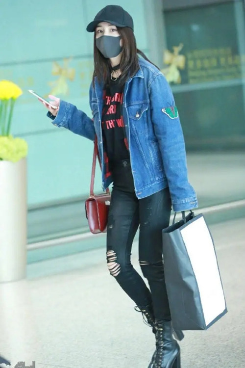 李小萌衣品太好 简约的牛仔衫也能搭配出时髦范 细腰才是重点