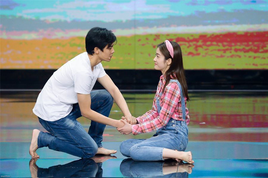 再后来,侯明昊和祝绪丹的《心宅猎人》播出了,好看,关键是养眼,帅气!