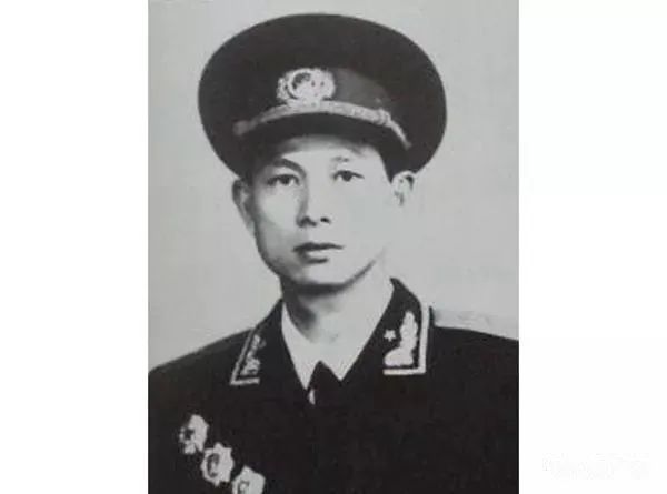 4,杨永松少将邓逸凡(1912—2004)广东兴宁人,曾任解放军政治学院教育