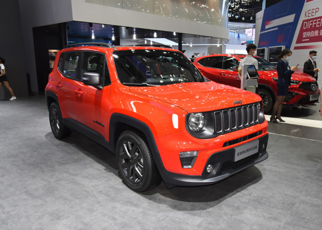 这应该是最适合女生的吉普,自由侠12.98万起,1.3t起步也不怕