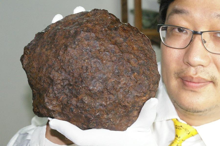 青海坠落火流星重430吨!陨石为啥值钱,1克曾卖到近10万块_腾讯新闻