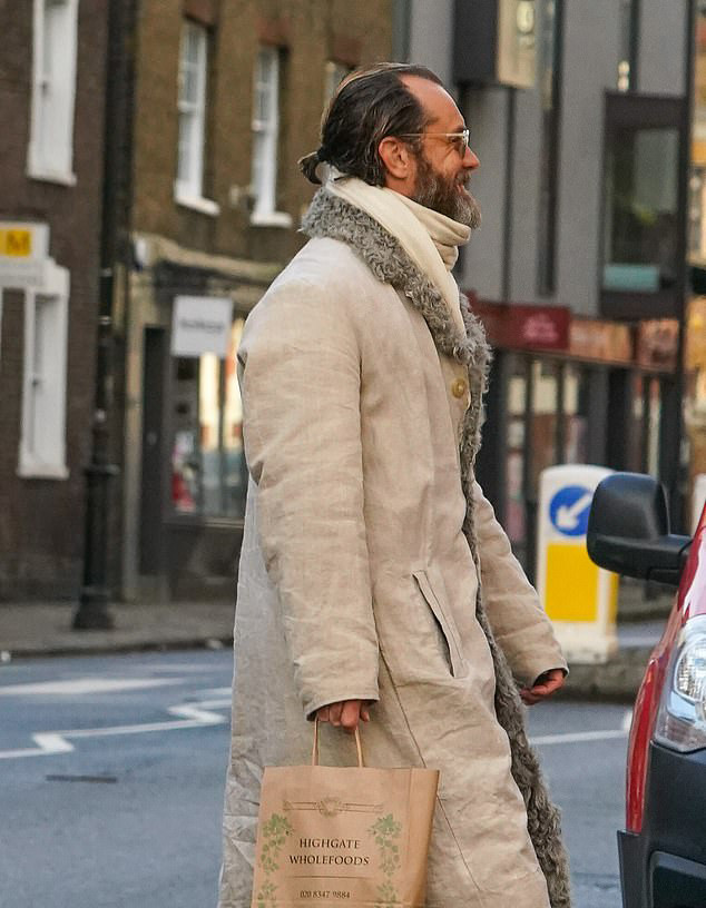 裘德洛夫妇带娃逛街,第6个孩子首曝光,昔日男神谢顶严重太苍老