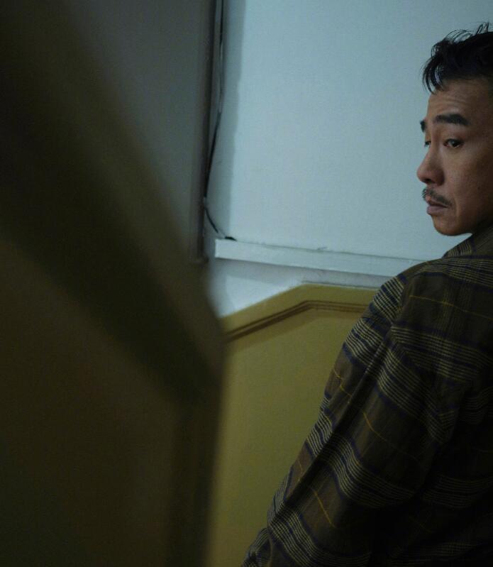 陈小春的侧脸照,这张照片中,小春哥的侧脸看起来有些自然老去的样子了