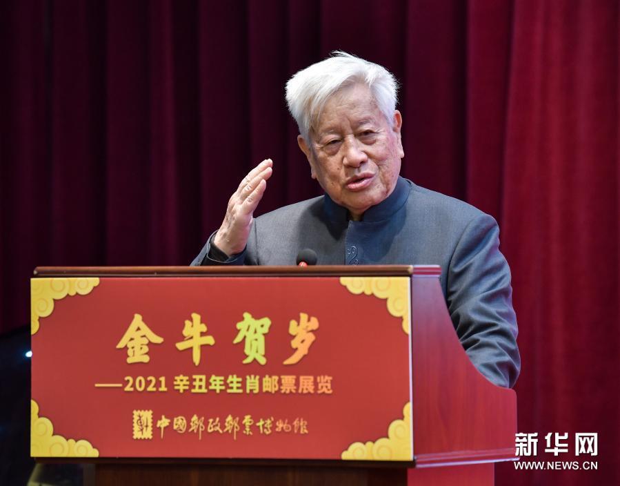 辛丑年特种邮票设计者姚钟华接受新华社记者采访