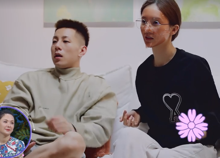 卡斯柏约金晨晚上看电影,谁注意旁边沙发上放的小东西,男方目的太明显