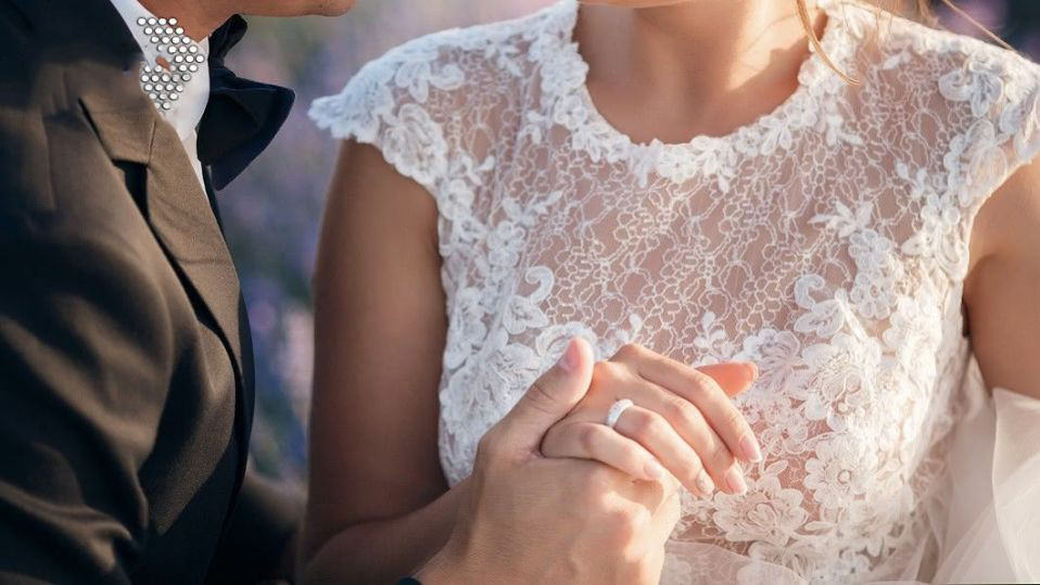 挺突然的新郎婚礼现场跑去找前女友新娘直接选了一位幸运宾客结婚