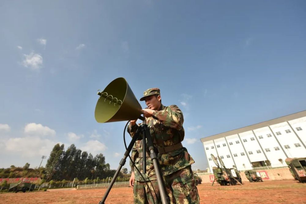 指挥员口令洪亮,操作号手动作标准,整个流程衔接有条