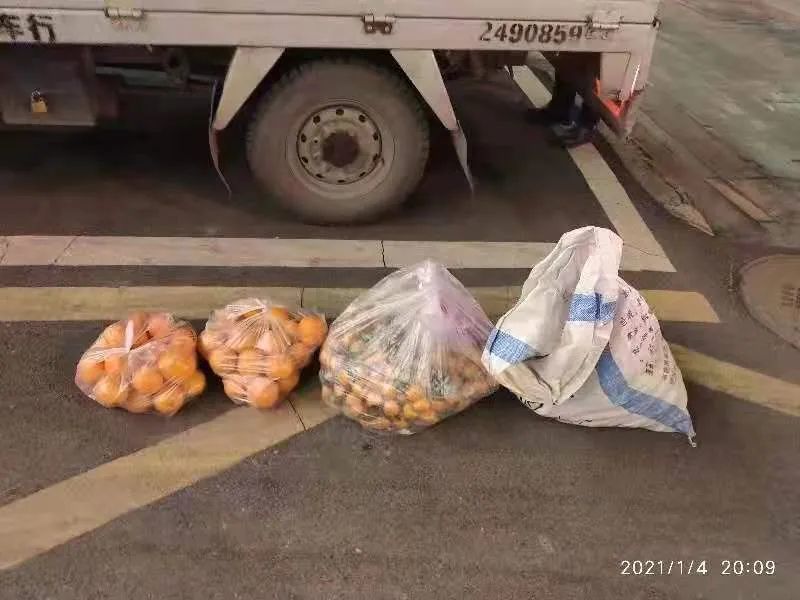 荆门一女子顺手牵羊偷水果,照片曝光了……_腾讯新闻