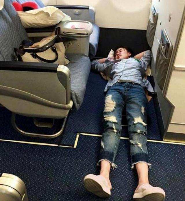 明星睡觉被拍岳云鹏裹着毯子睡马桶虞书欣素颜眼皮宽