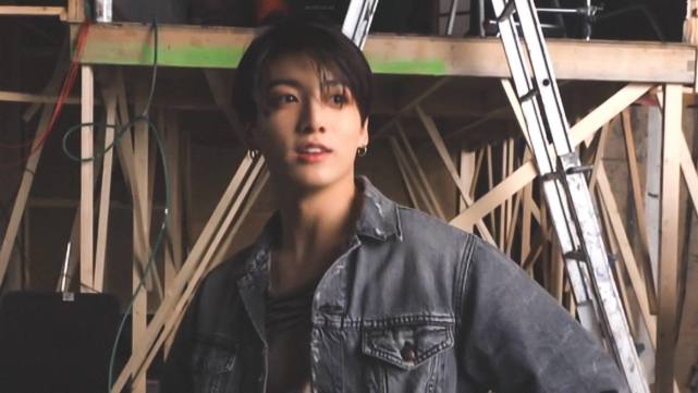 穿牛仔外衣的田柾国别有一番滋味