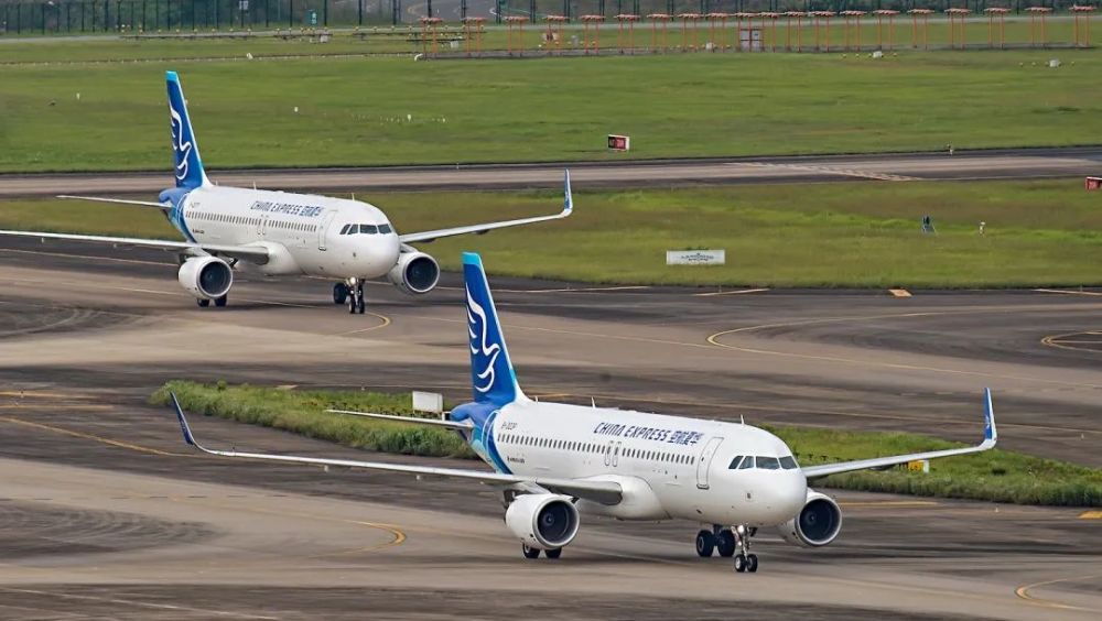 华夏航空飞机在重庆江北国际机场跑道滑行.丁洪 摄