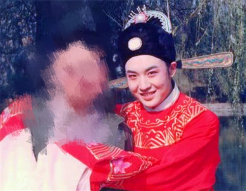 他自比贾宝玉为林妹妹割腕失意后与酒为伴一生活在戏里