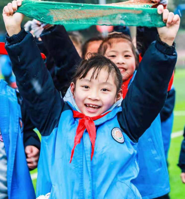 丁丁)在成都市龙泉驿区某小学校园内,孩子们也趁着休息时间感受南方"