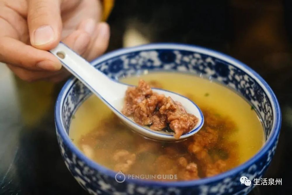 来都来了,必须点一碗牛肉羹,是加了姜丝的清汤派,对于肉粽是不错的