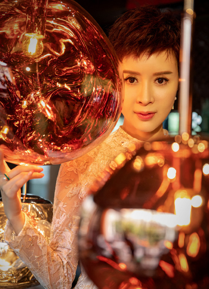 "孔雀公主"金巧巧晒近照!